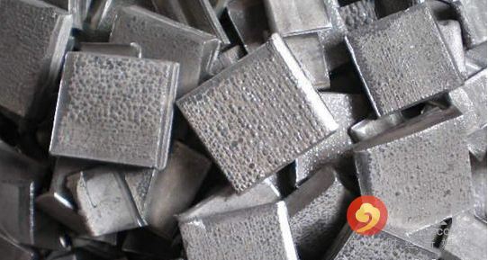 5月期鎳連續(xù)第三個月下跌，周四觸及去年6月來最低水準每噸8,810美元，今年迄今下跌12%，是跌幅最大的主要基本金屬。